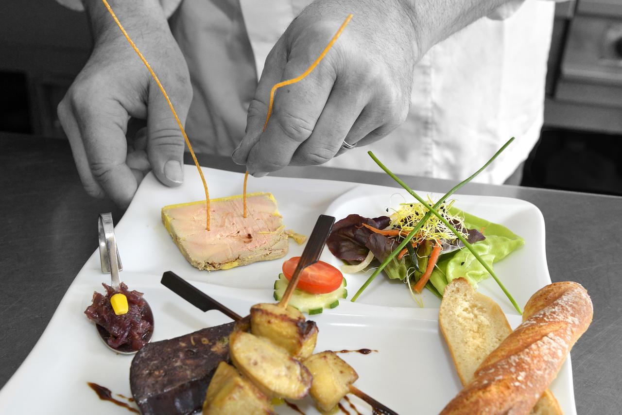 Logis Hotels Restaurant Le Dauphin 살브리스 외부 사진