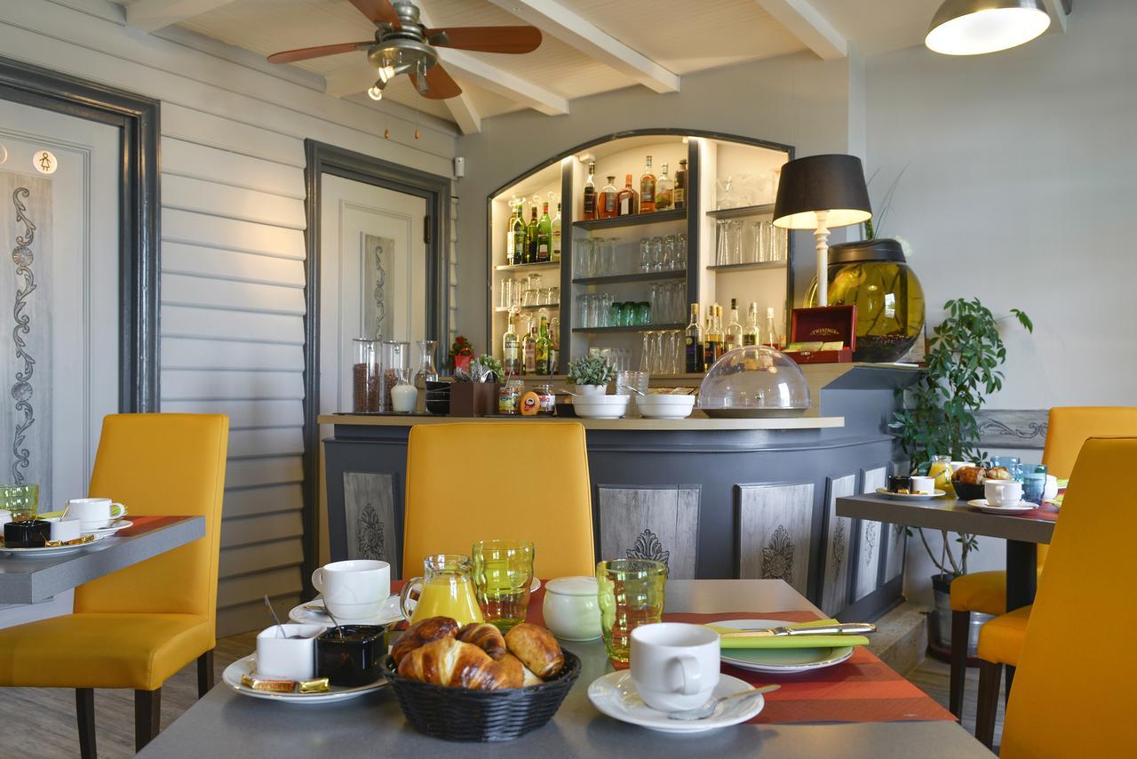 Logis Hotels Restaurant Le Dauphin 살브리스 외부 사진