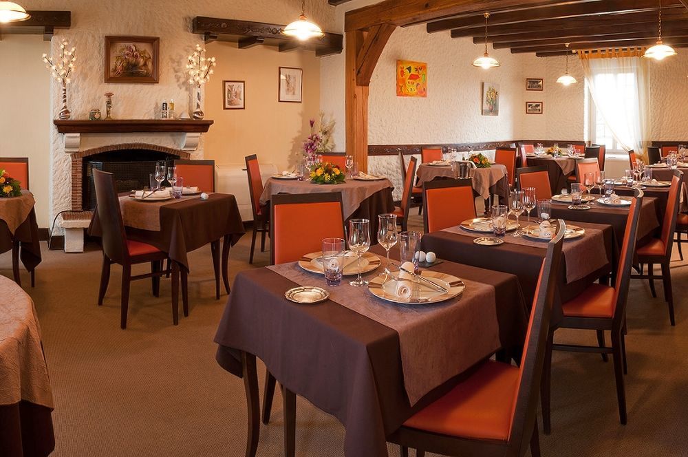 Logis Hotels Restaurant Le Dauphin 살브리스 외부 사진