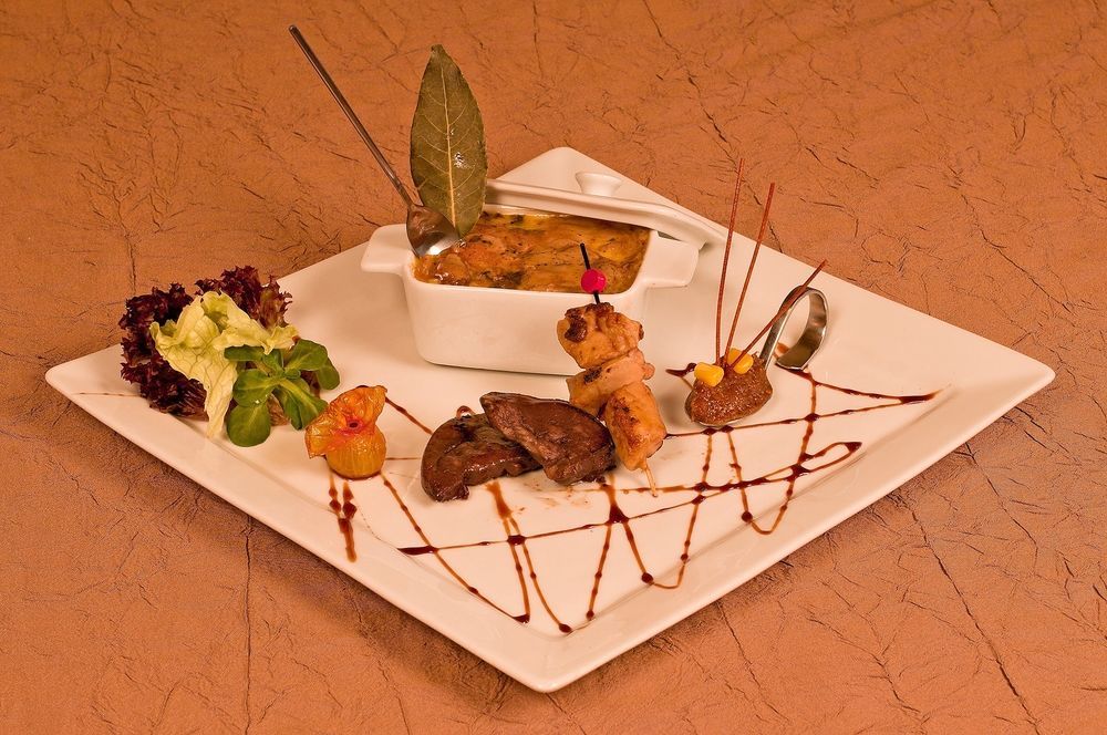 Logis Hotels Restaurant Le Dauphin 살브리스 외부 사진