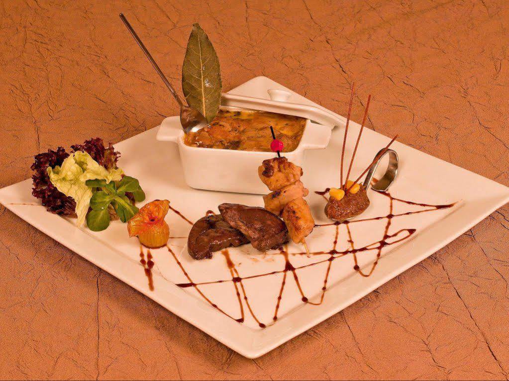 Logis Hotels Restaurant Le Dauphin 살브리스 외부 사진