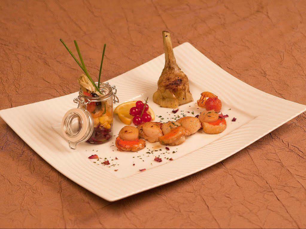 Logis Hotels Restaurant Le Dauphin 살브리스 외부 사진