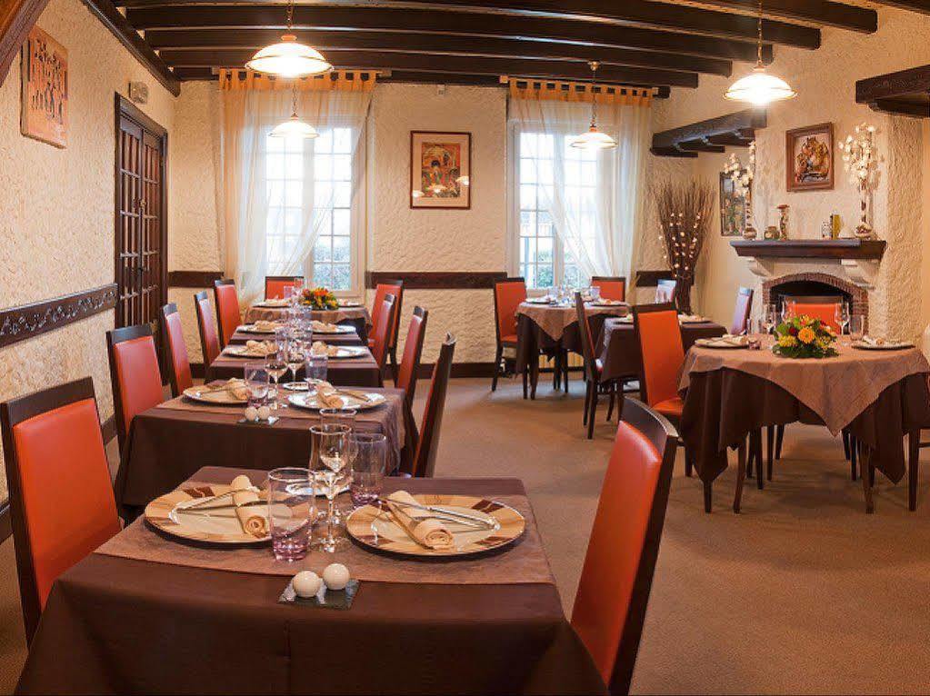 Logis Hotels Restaurant Le Dauphin 살브리스 외부 사진